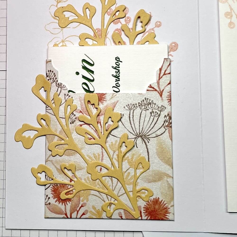Aufgeklebte Tasche mit Gutscheinkarte und floraler Deko auf der Innenseite der Karte