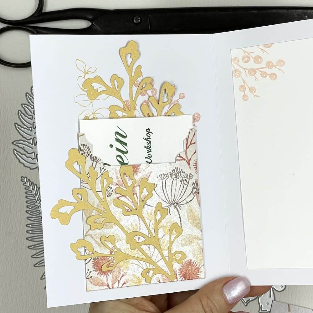 Gutscheintasche mit gestempelten Blüten, florales Stanzteil und eingesteckte Geschenkkarte