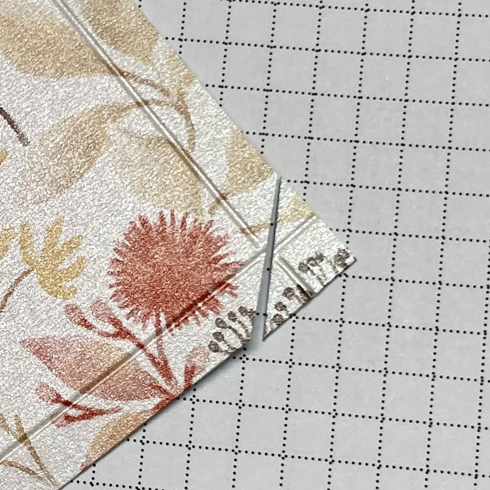 Gefalzte Tasche für die Geschenkkarte mit über Kreuz abgeschnittenen Klebefalzen