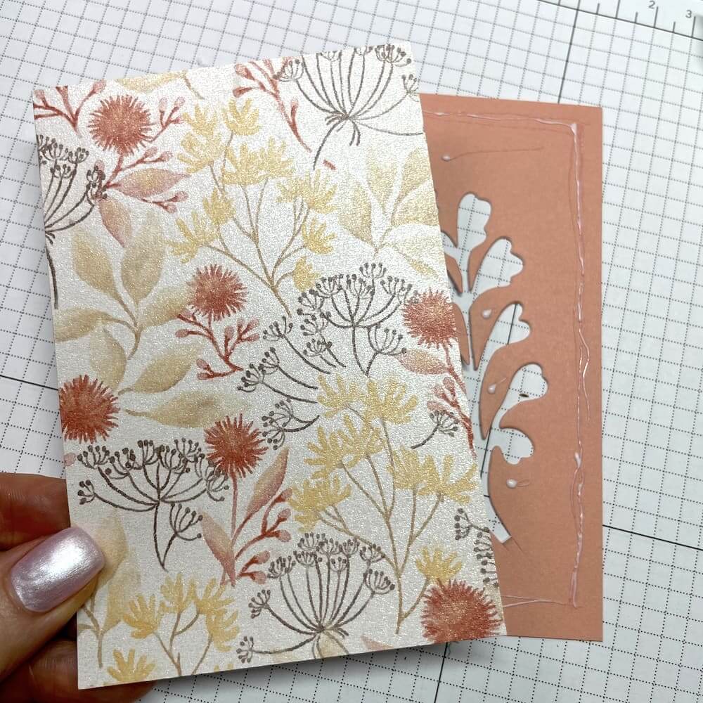 Mattung in Altrosé mit ausgestanztem floralem Element auf Designerpapier Herbstliebe