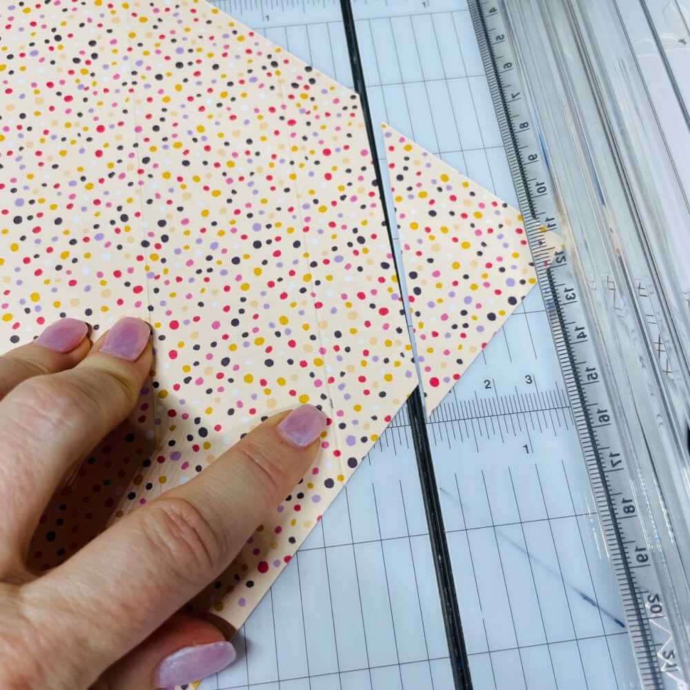 Die Ecke der seitlichen Lasche wird im Papierschneider schräg abgeschnitten