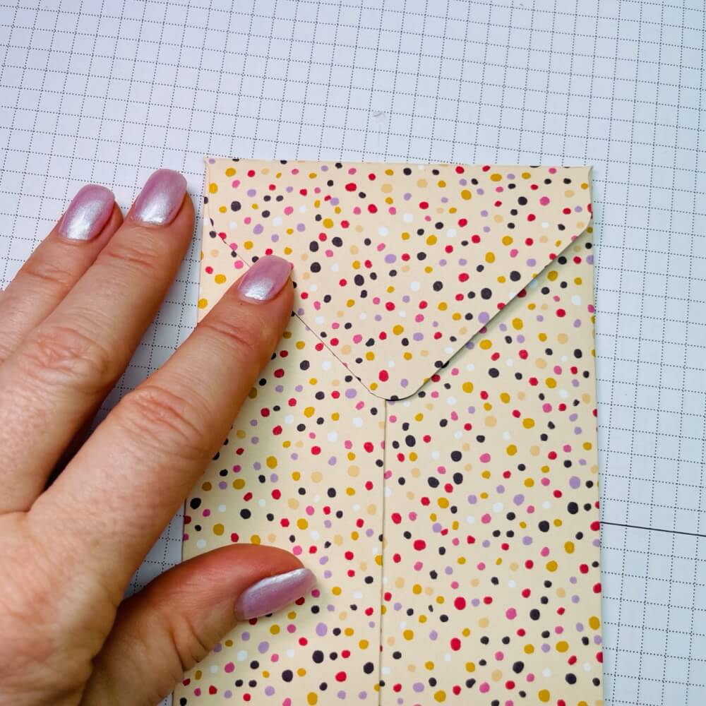 Fertiger länglicher Briefumschlag aus Konfetti-Designerpapier mit abgerundeter Ecke