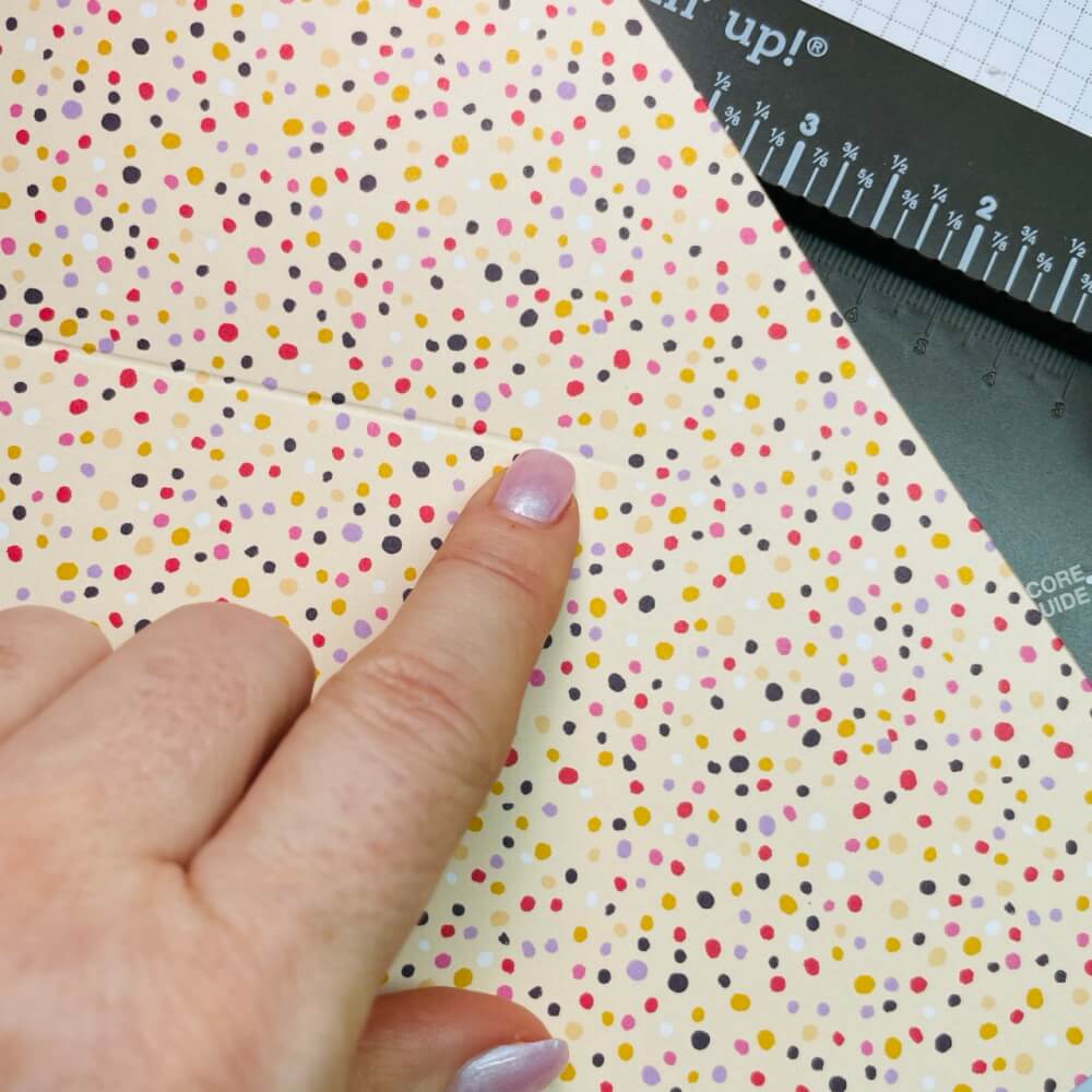 Die Falzlinie reicht nicht ganz bis an den Rand des Designerpapiers