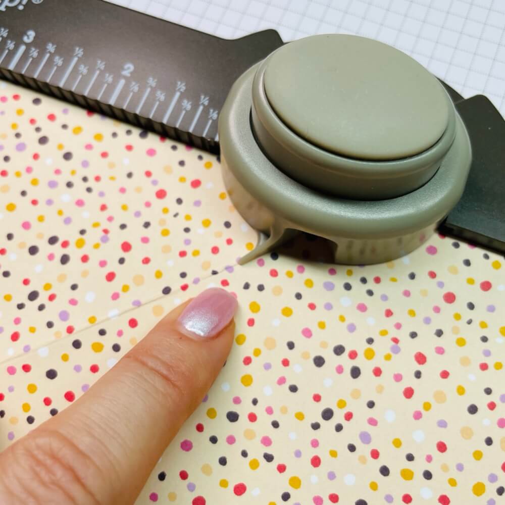 Mit dem Hebel des Envelope Punch Boards wird gestanzt und gefalzt