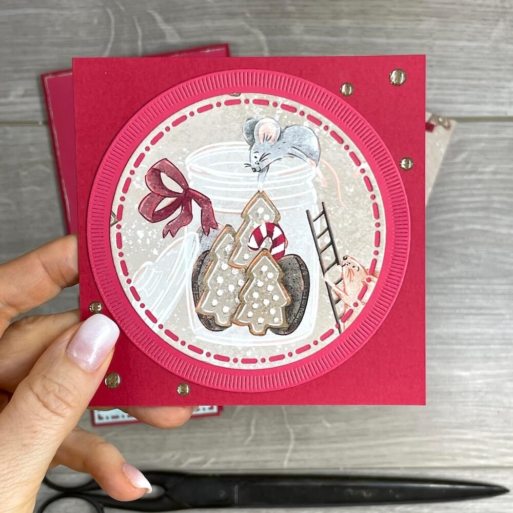 Einfache Weihnachtskarten basteln: fertige Karte 1 mit großem Motivkreis, Mäuse am Keksglas auf Glutrot
