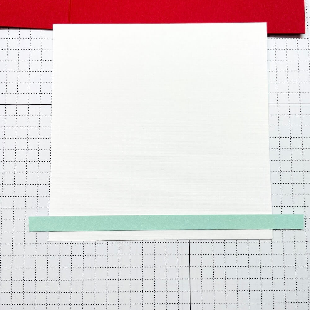 Weißes Schreibfeld mit mintgrünem Papierstreifen für Karte 2 auf der Schneidematte