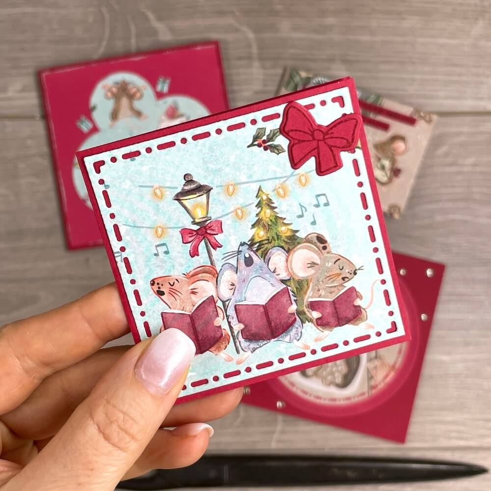 Fertige Minikarte als Geschenkanhänger mit singenden Mäusen unter der Laterne und roter Schleife