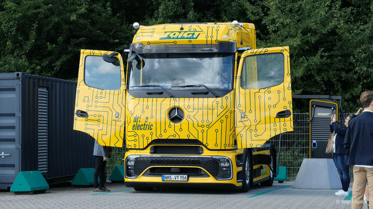 Mercedes eActros electric truck from Voigt-Logistik at the charging infrastructure at the Neumünster site