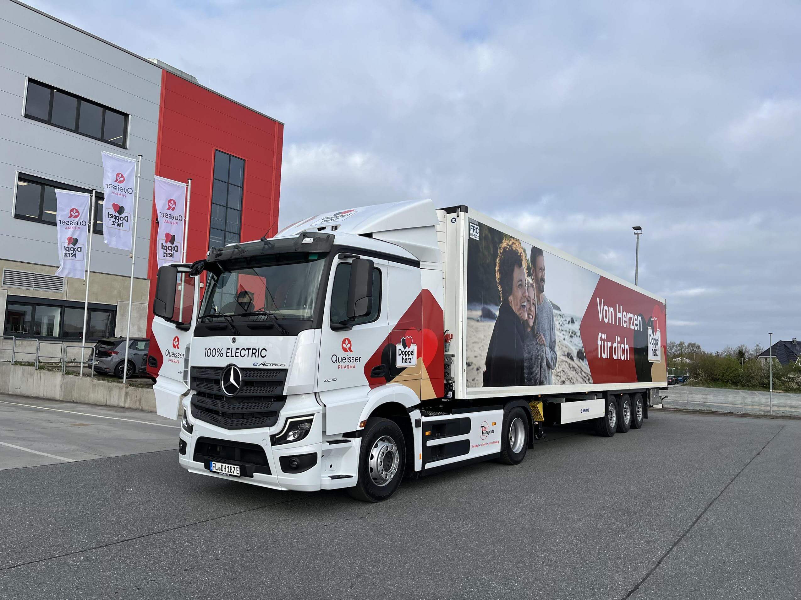 Mercedes-Benz eActros 400 der Partnerspedition Abel Transporte im Einsatz für Queisser Pharma am Standort Heideland in Handewitt