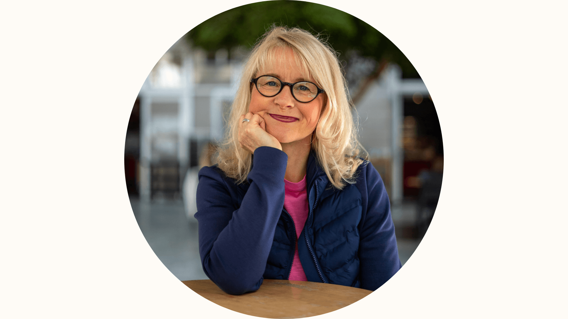 Mitarbeitergespräche führen , Iris Keller im Gruppencall,