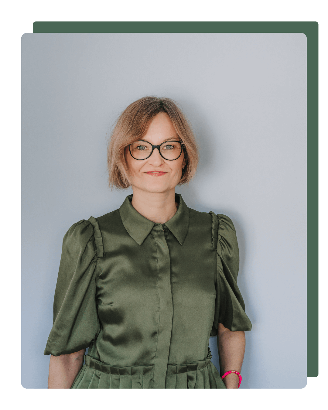 Unternehmerin mit ruhiger Haltung – Marketingstrategie mit Struktur und System