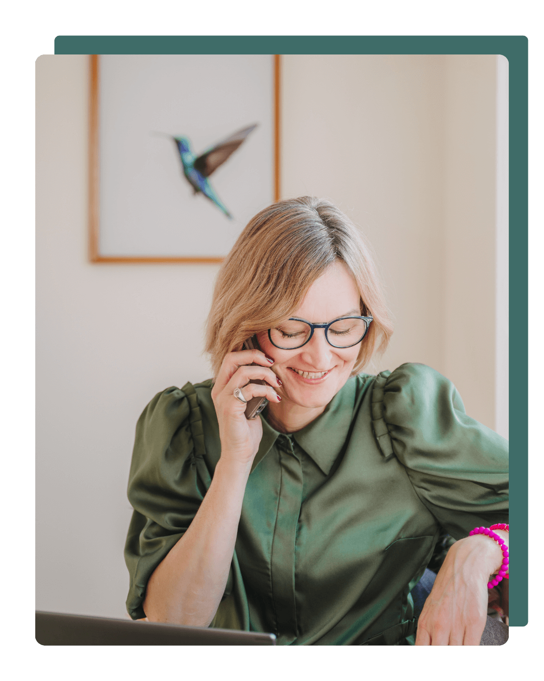 Unternehmerin im Gespräch am Laptop – Projektsteuerung im Marketing