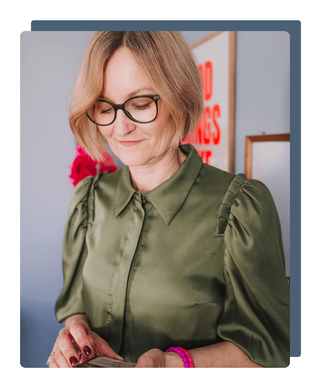 Fokussierte Unternehmerin mit Smartphone – Strategie-Sprint Marketinganalyse