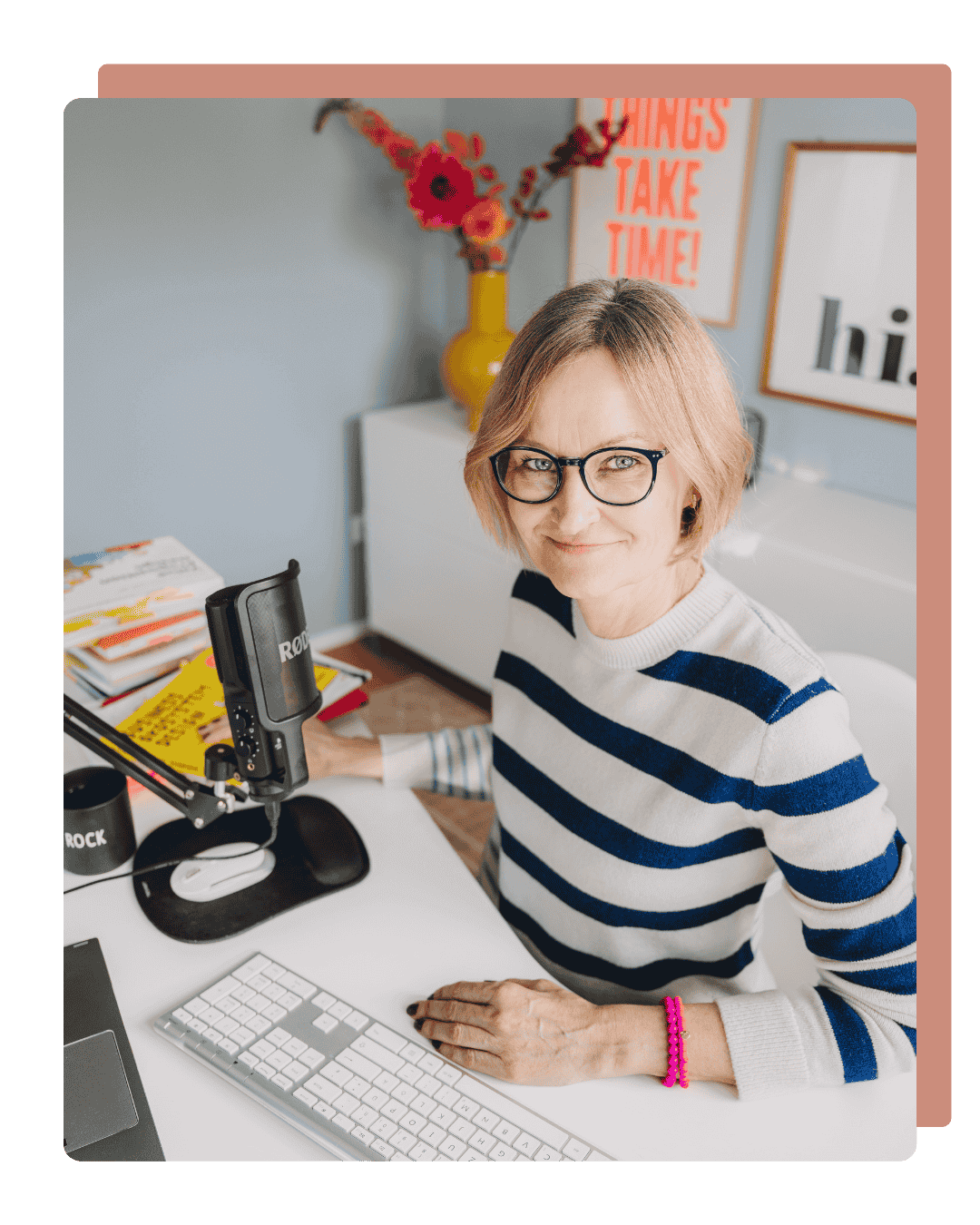 Susanne Rohr am Schreibtisch mit Mikrofon und Laptop – strategische Begleitung für Gründerinnen im SHE Starts Programm.