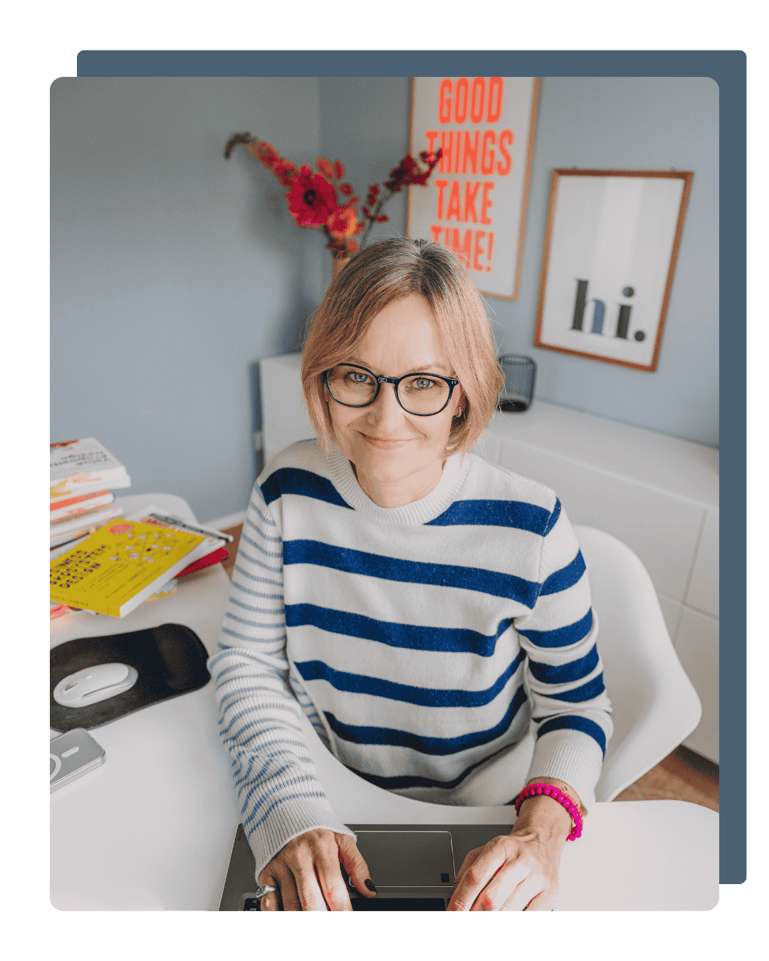 Susanne Rohr im Beratungsgespräch am Schreibtisch – Marketing-Diagnose und KI-Check für Unternehmerinnen.