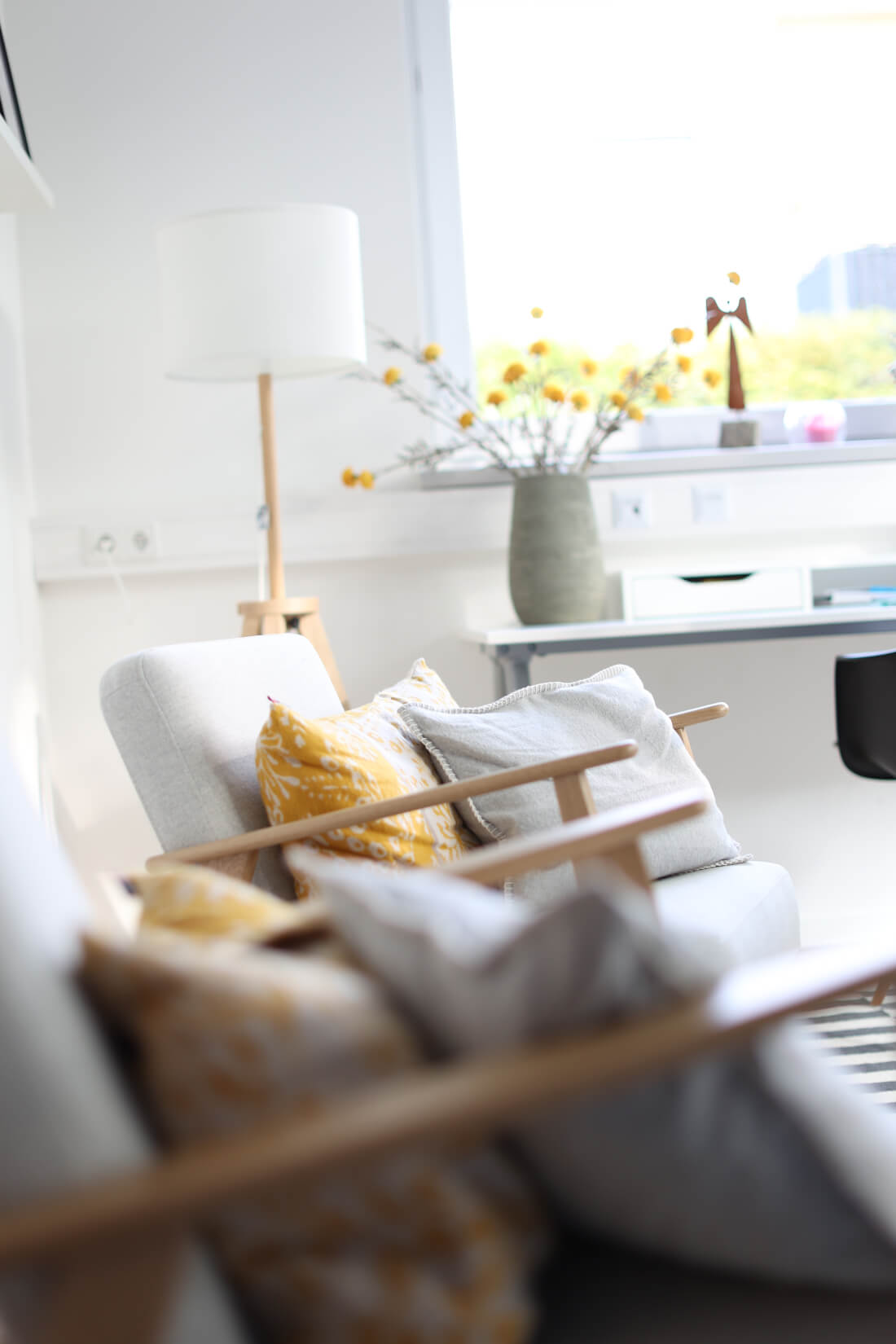 Heller Praxisraum mit Sessel am Fenster – Denise Winter Coaching in Oldenburg