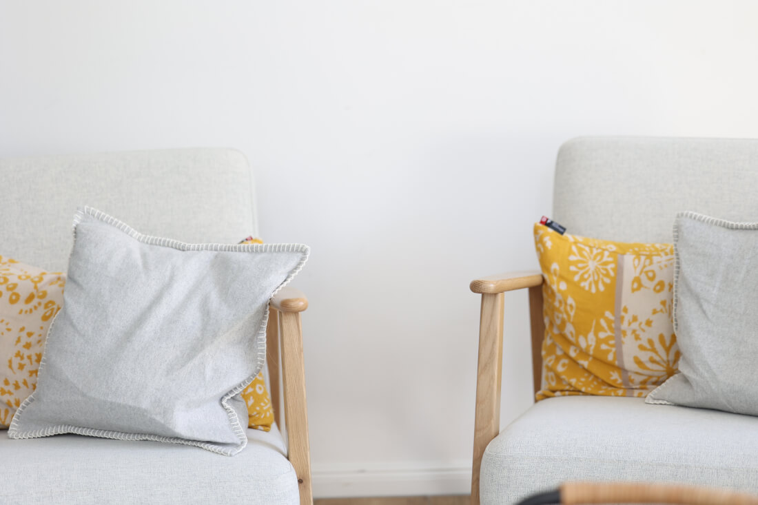 Zwei einander zugewandte Sessel im Praxisraum – Setting für die Paartherapie