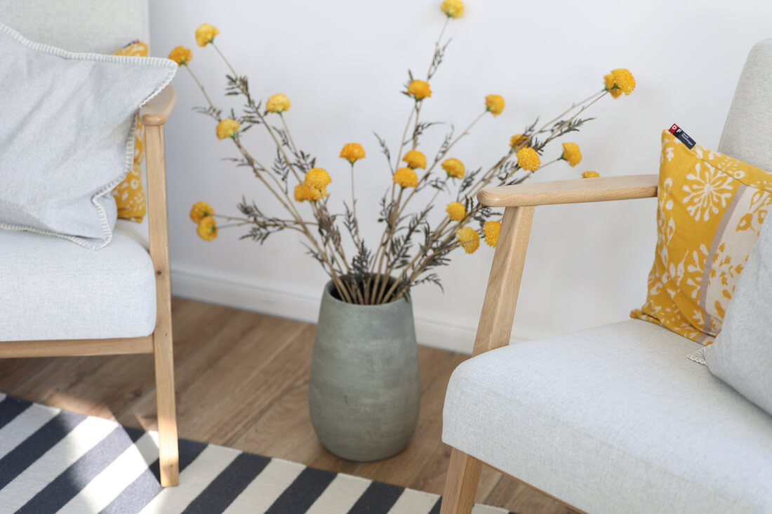 Warme Sessel mit Blumen im Praxisraum – Familientherapie bei Denise Winter Coaching in Oldenburg