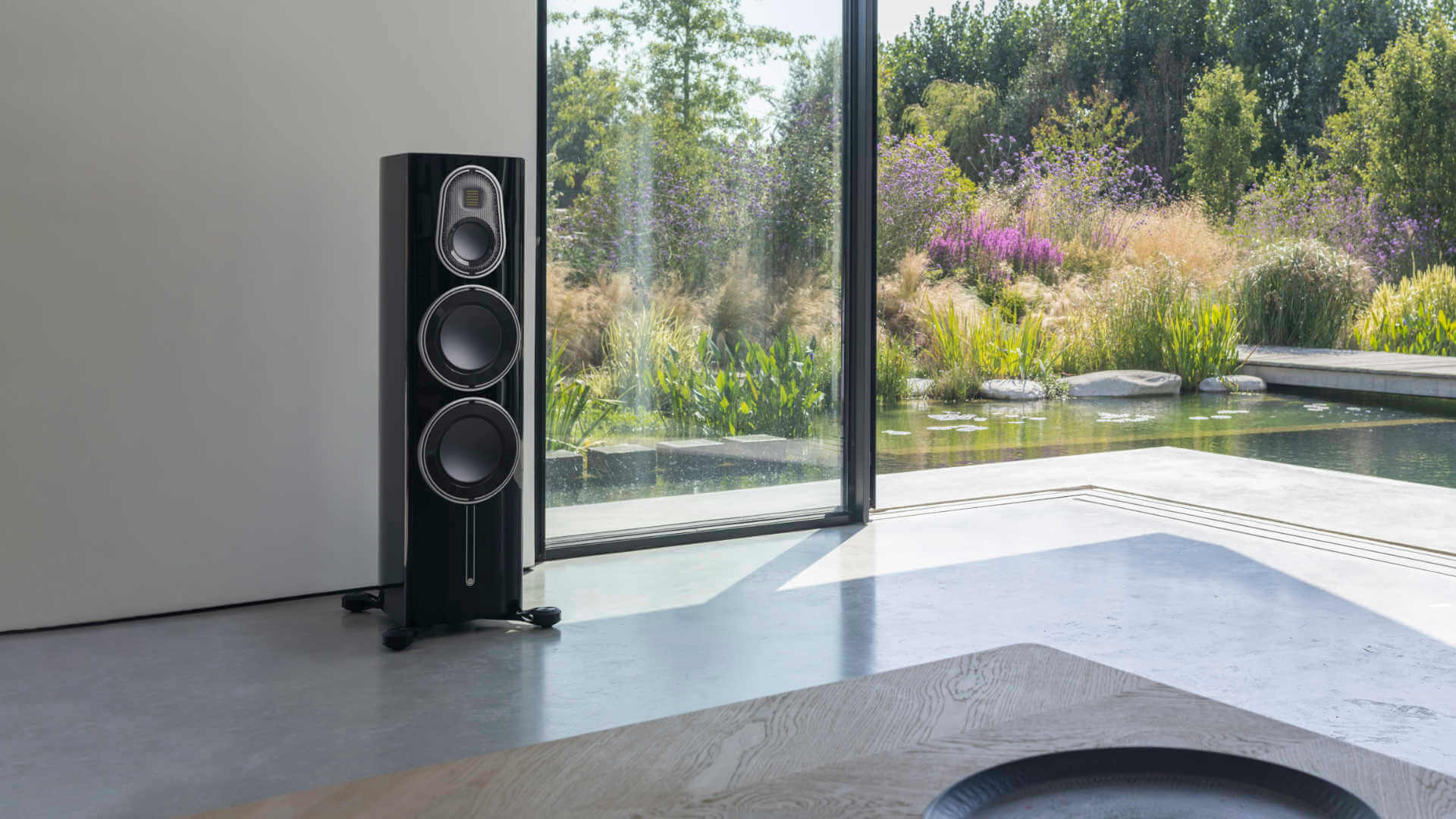 Monitor Audio Platinum 300 3G Schwarz Pianolack Lifestyle