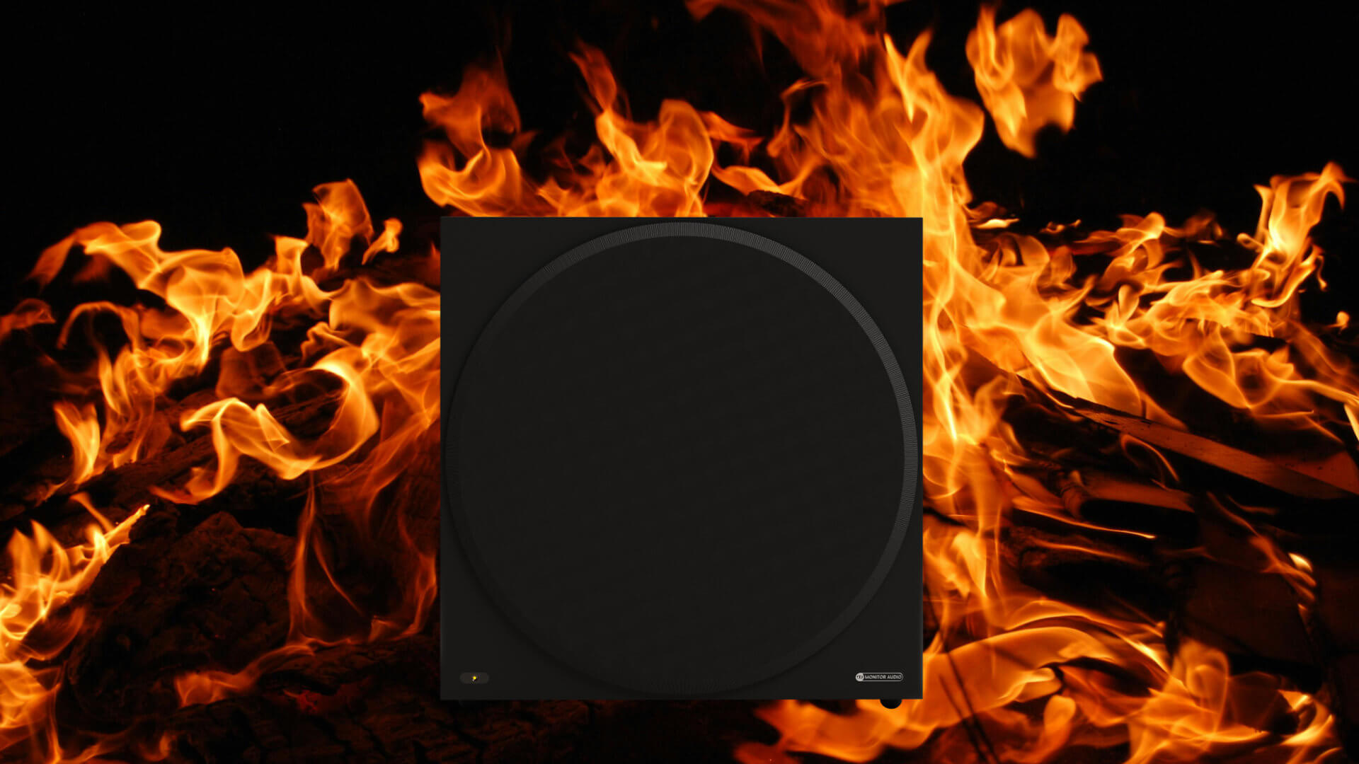 Monitor Audio Vestra in Flammen