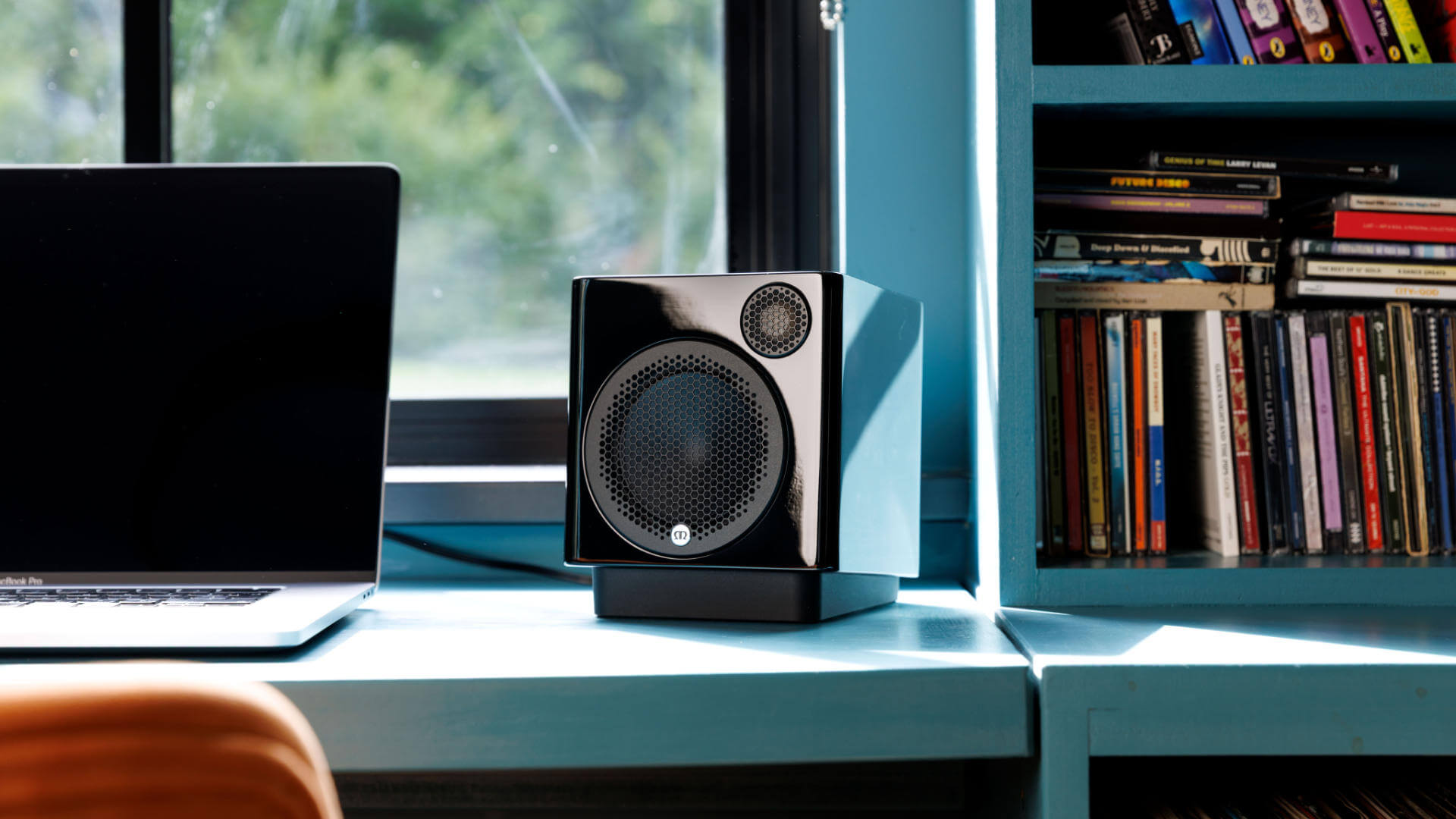 Monitor Audio Radius Desk Pad 4G mit Radius 1 4G Lifestyle