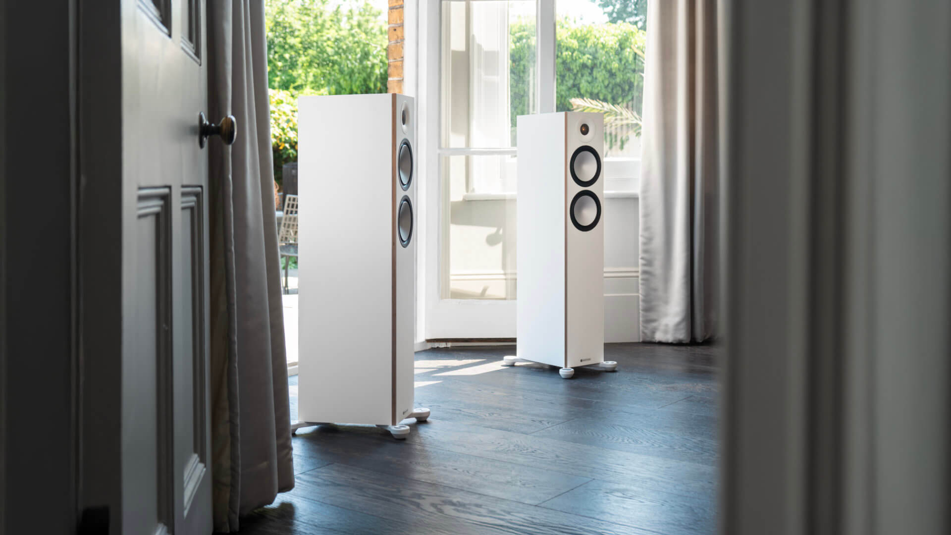 Monitor Audio Bronze 300 7G Weiss Lifestyle