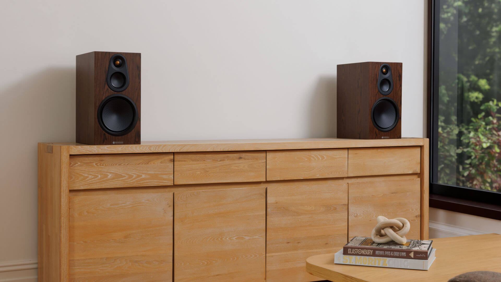 Monitor Audio Silver 100 Walnuss Lifestyle