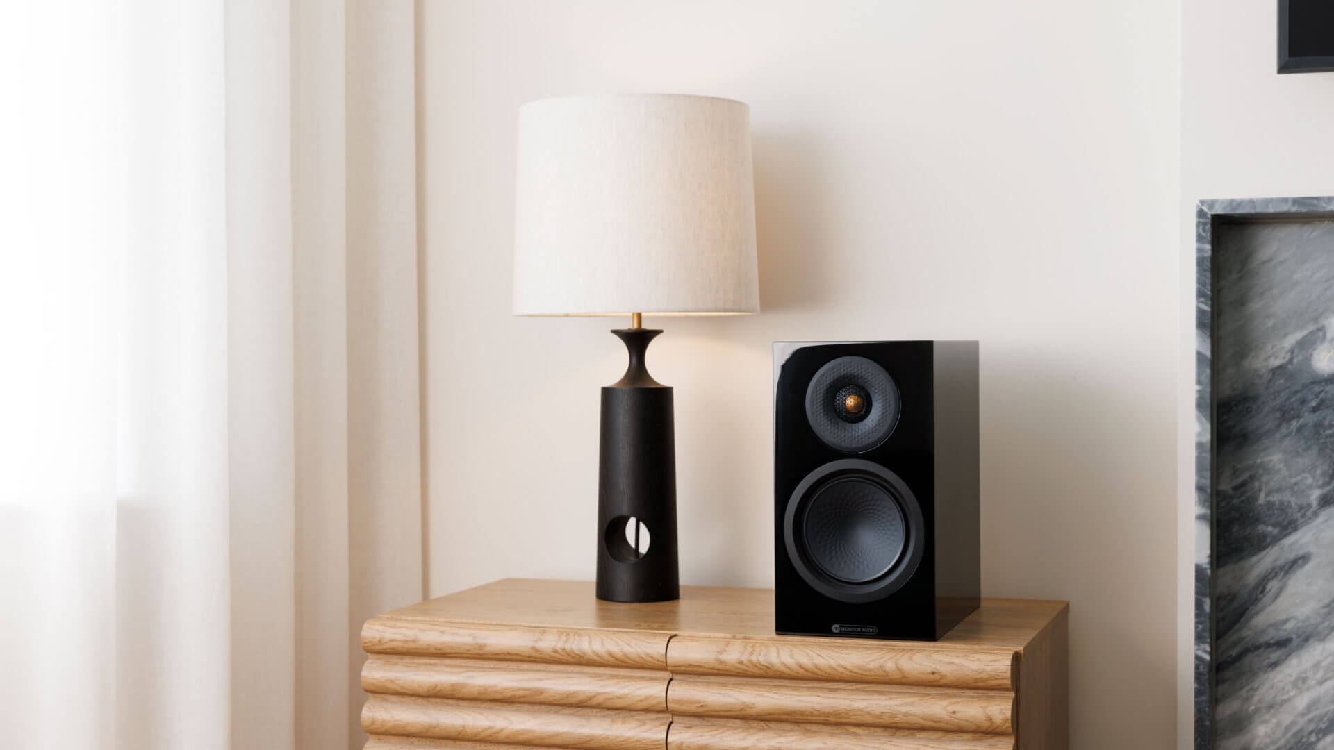 Monitor Audio Silver 50 8G Schwarz Hochglanz Lifestyle