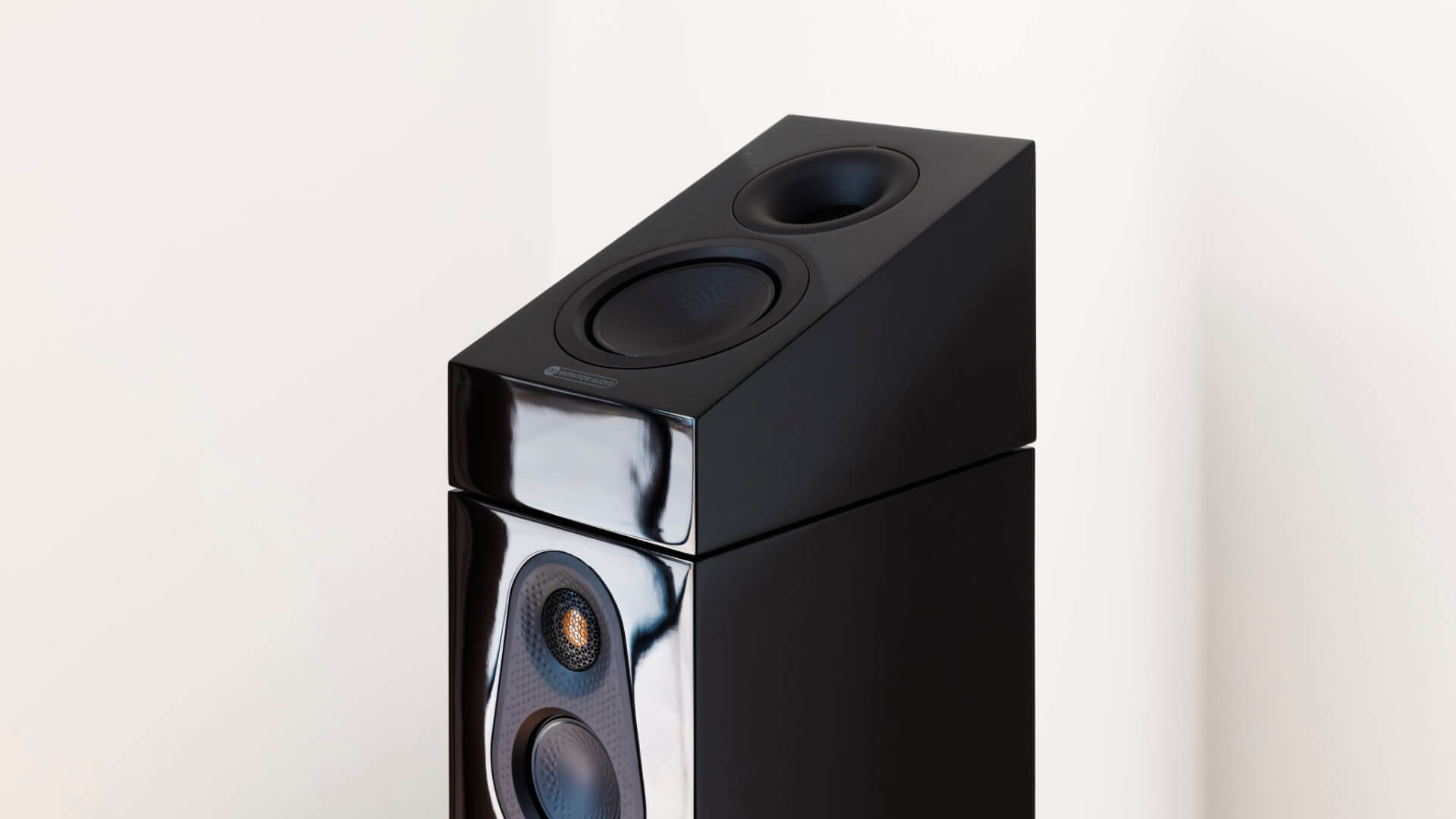 Monitor Audio Silver AMS 8G Schwarz Hochglanz Lifestyle