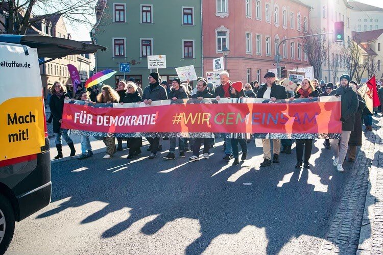 Gemeinsam sind wir stark - Gemeinsam beteiligen wir uns aktiv an Demonstrationen und Bündnissen