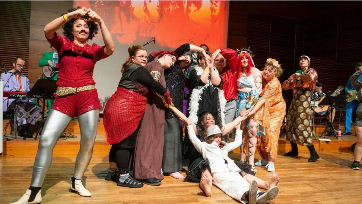 „SUMSIMITPO“ feiert erfolgreiche Premiere in Weimar – ein Fest der Vielfalt und Lebensfreude