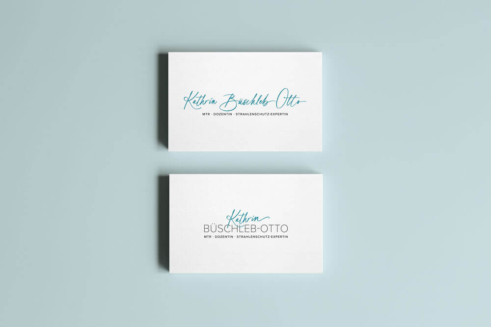 Zwei Visitenkarten mit minimalistischer Typografie und türkisem Schriftzug auf hellem Hintergrund.