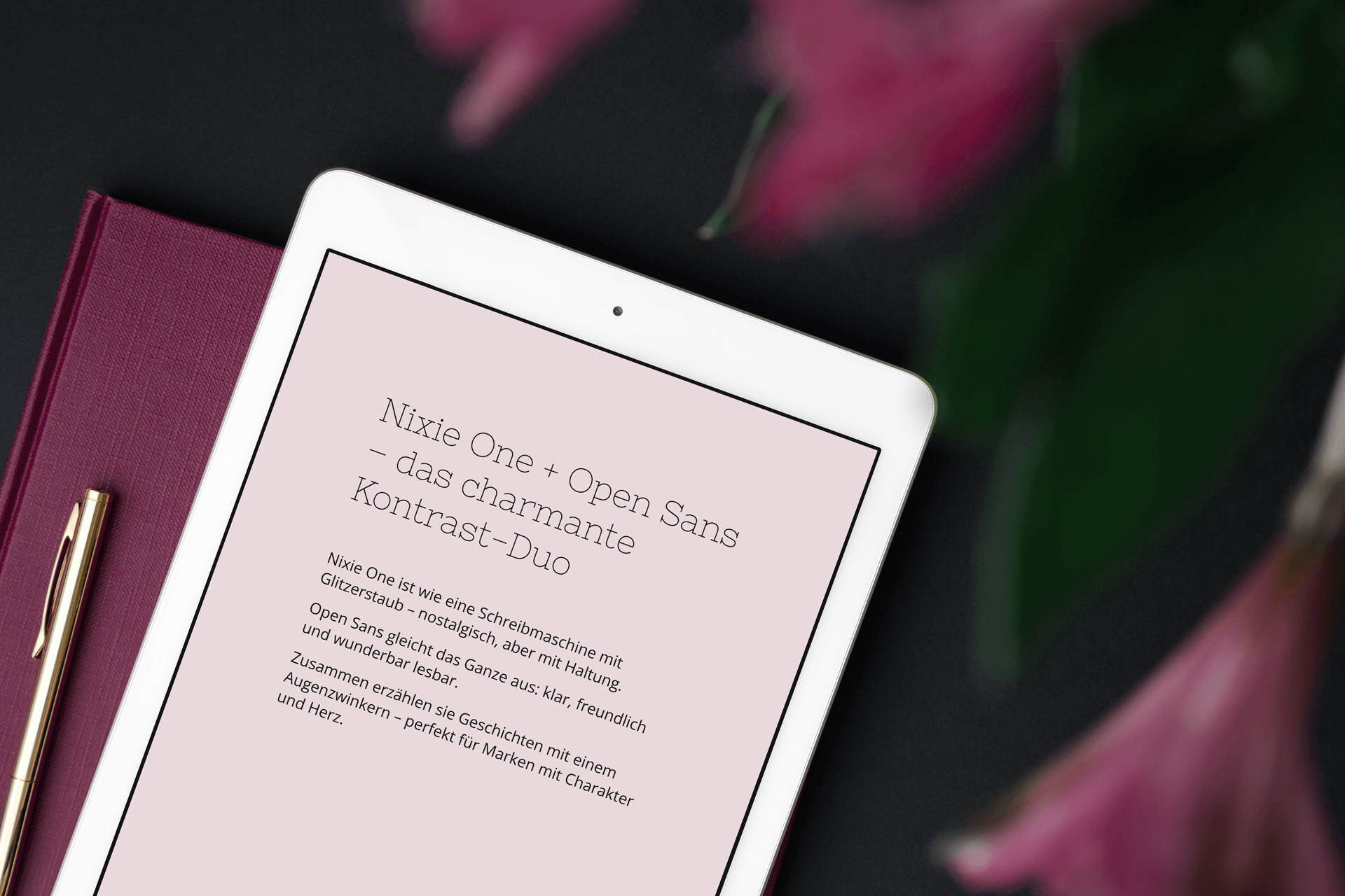 Tablet-Mockup mit roséfarbenem Hintergrund und Textbeispiel der Schriftkombination Nixie One und Open Sans. Charmantes Kontrast-Duo für Marken mit Charakter.