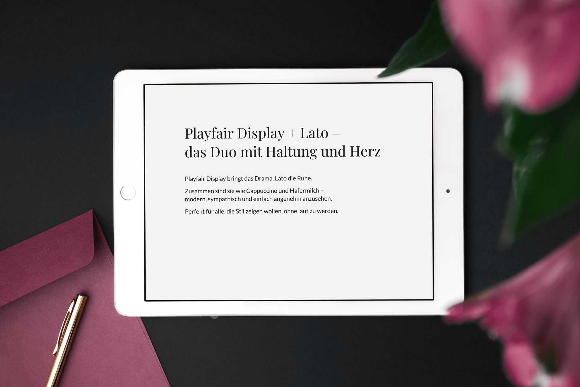 Mockup mit Tablet, darauf Typografie-Beispiel der Schriftkombination Playfair Display und Lato. Elegant und modern – ideal für Branding mit Haltung und Herz.