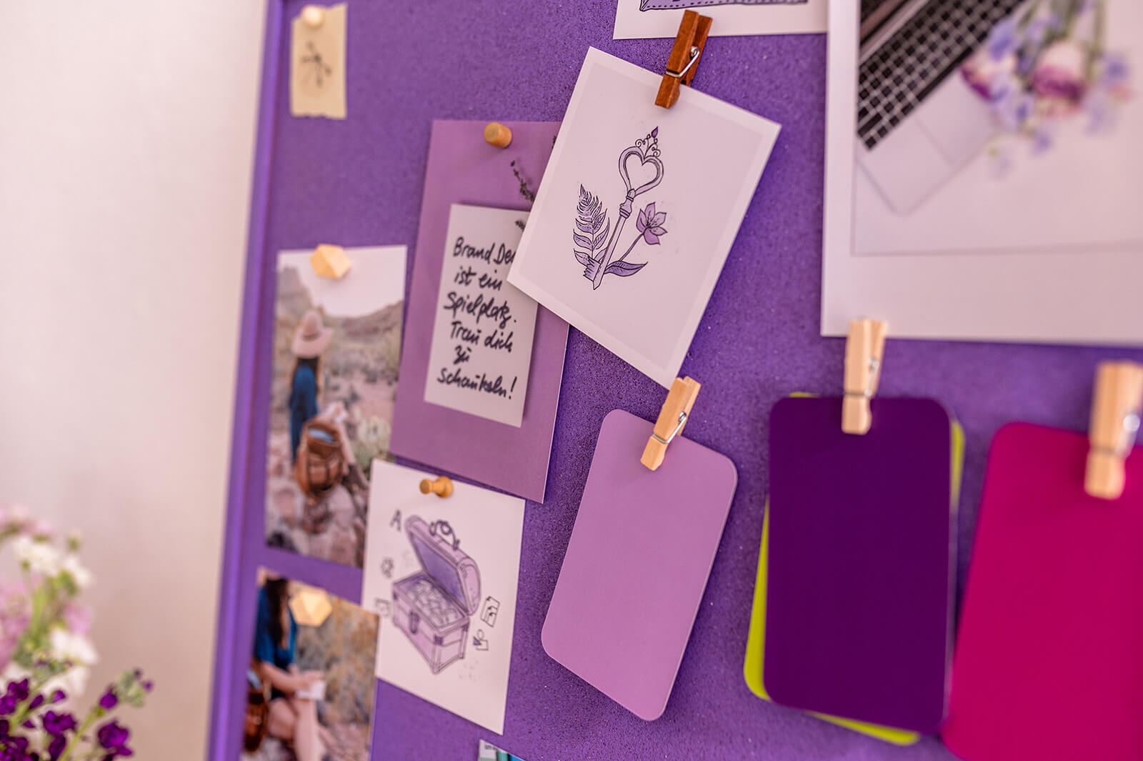 Lila Pinnwand mit Moodboard-Material