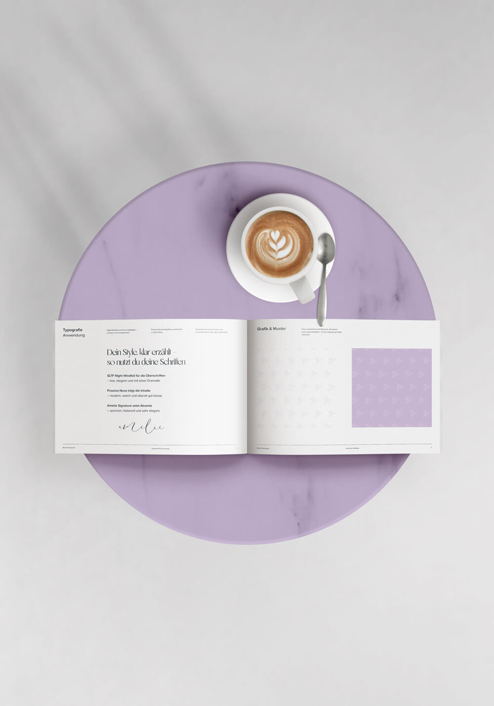 Aufgeschlagener Styleguide im Lavendelton auf rundem Tisch: links die typografische Anwendung mit Night Windfall, Proxima Nova und Akzent-Schrift Amelie Signature, rechts ein zartes Kolibri-Muster in Sorbet-Lavendel. Daneben steht eine Cappuccino-Tasse.