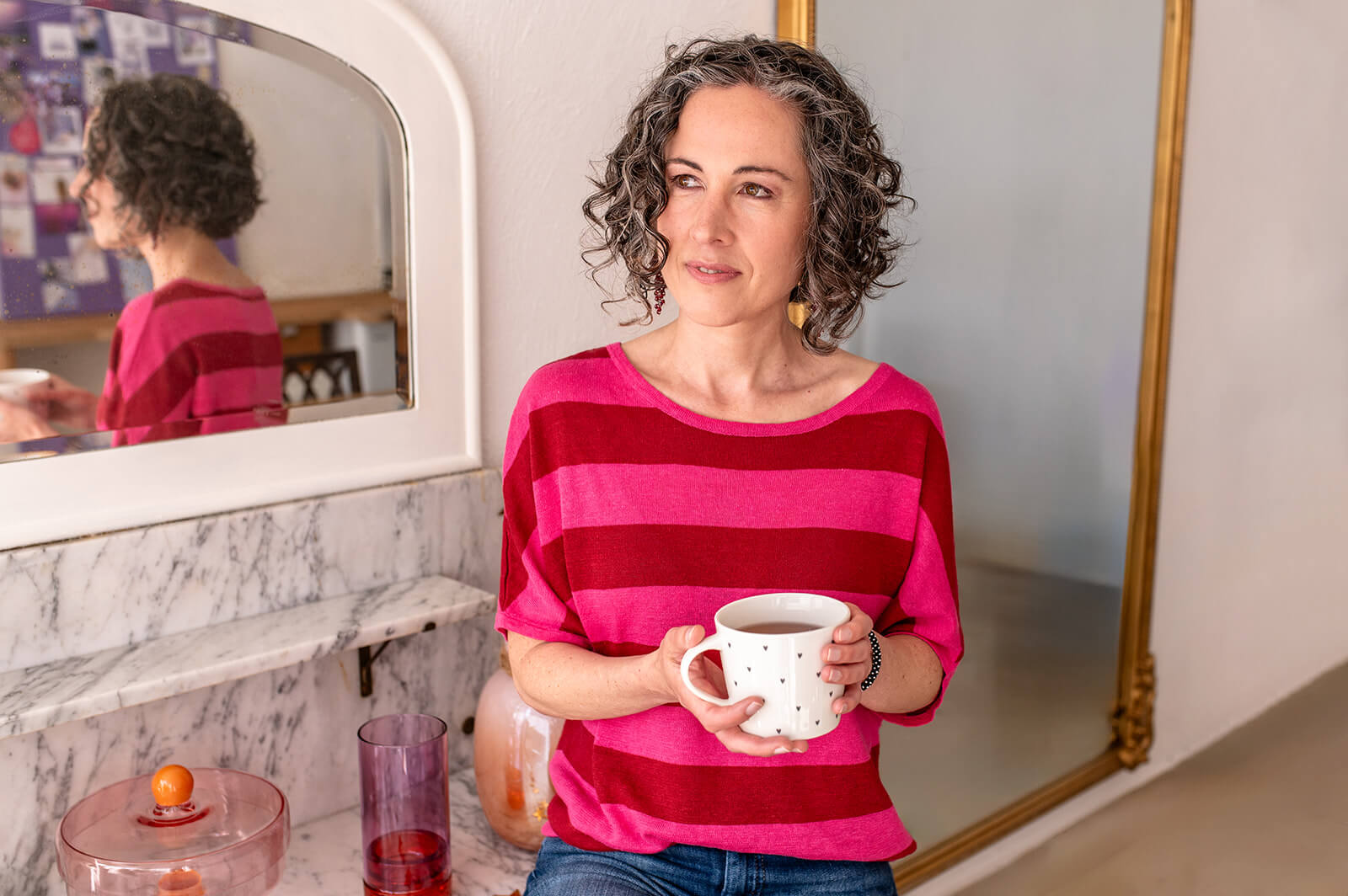 Branddesignerin Annika mit Tasse in der Hand – Symbolbild für Klarheit bei Logo-Dateien