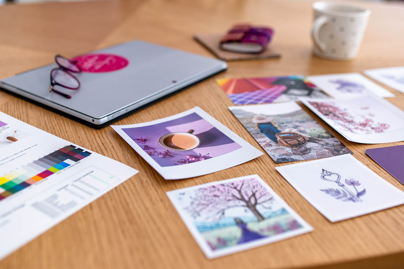 Arbeitsplatz mit Branding-Unterlagen, Farbmustern und Laptop – Symbol für strukturierte Markenarbeit