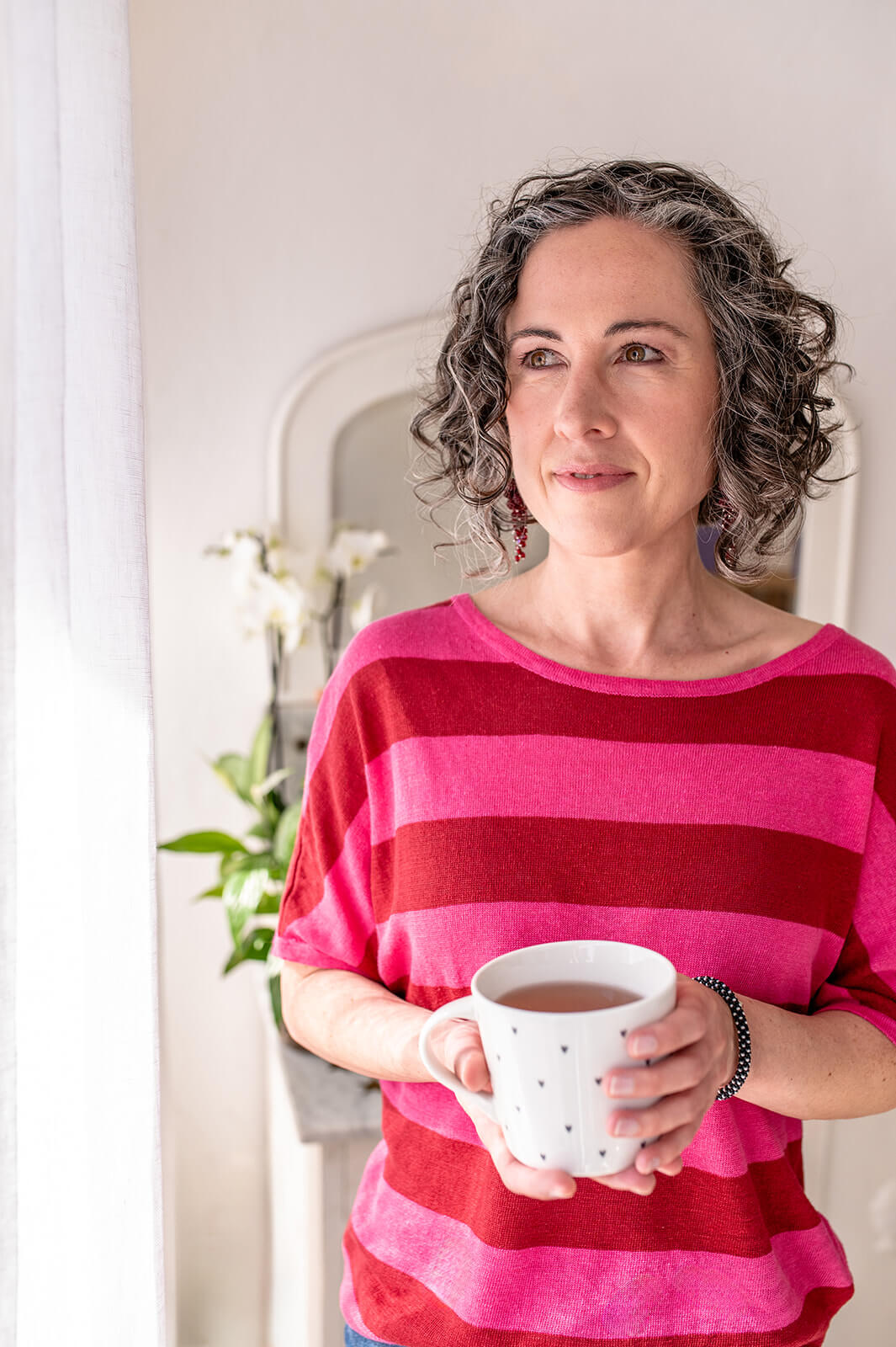 Branddesignerin Annika mit Tasse in der Hand – Symbolbild für Klarheit bei Logo-Dateien