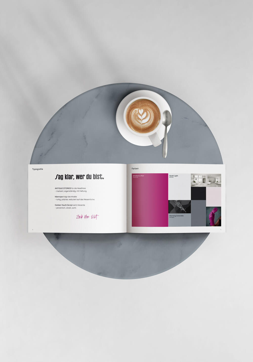 Offenes Brand-Styleguide-Mockup mit Typografie und Farbkonzept eines Rebrandings auf minimalistischem Tisch arrangiert.