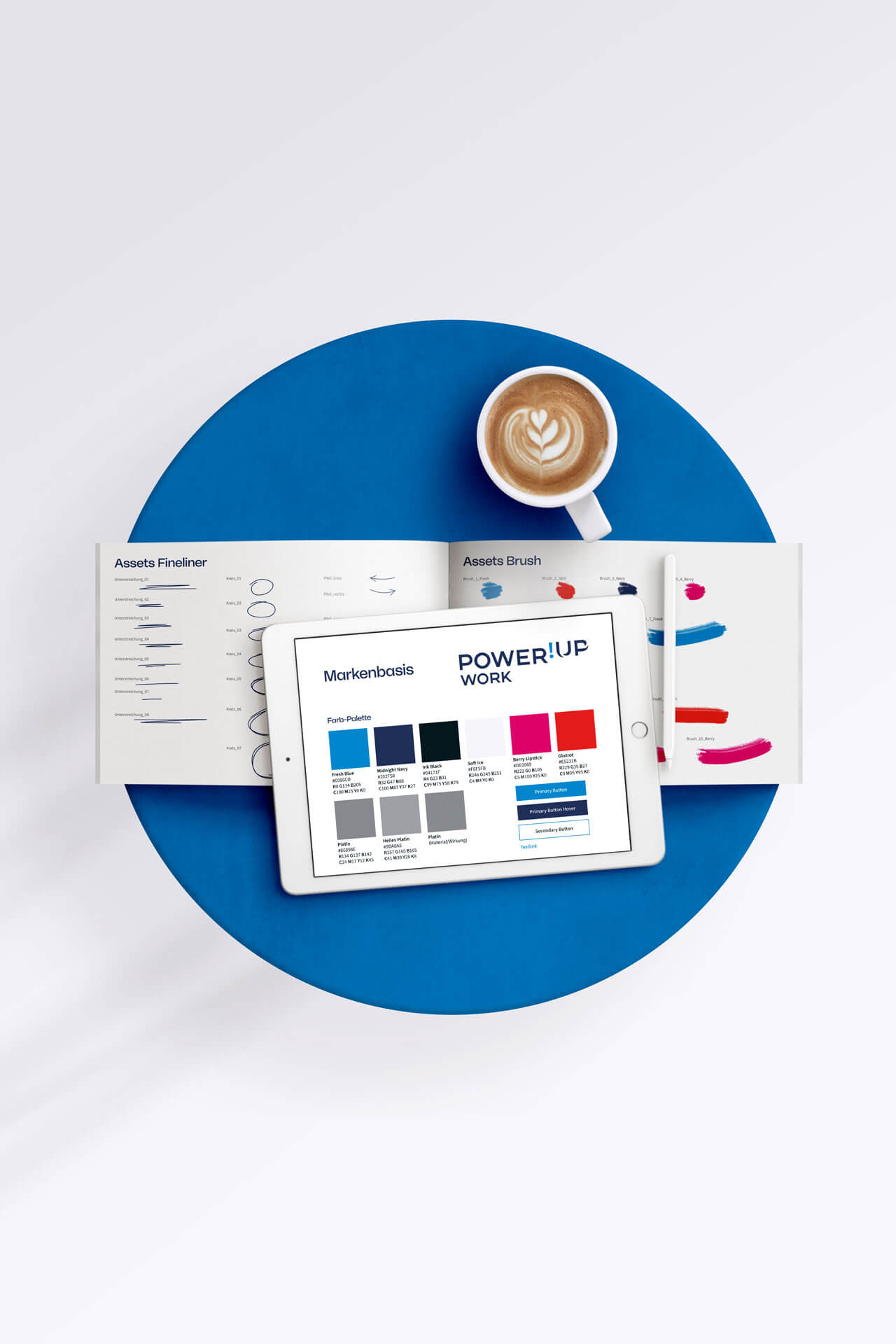 Brandboard mit Farbpalette, Pinselstrichen und Design-Assets für Power!Up Work auf Tablet und Moodboard dargestellt