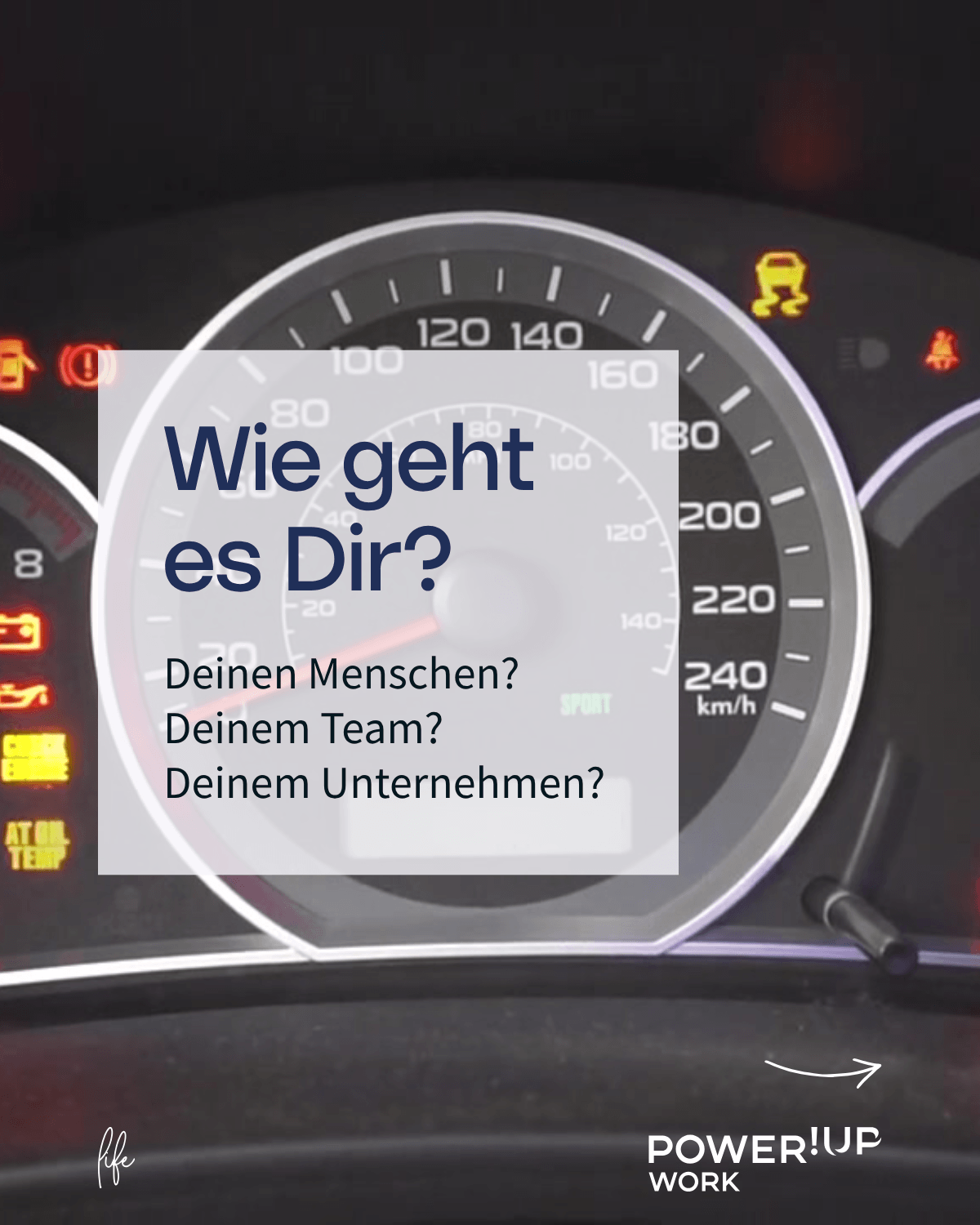 Cockpit mit leuchtenden Warnsymbolen und der Frage ‚Wie geht es Dir? Deinen Menschen? Deinem Team? Deinem Unternehmen?‘ als Einstieg in die interaktive Power!Up-Präsentation für Teams und Unternehmen.