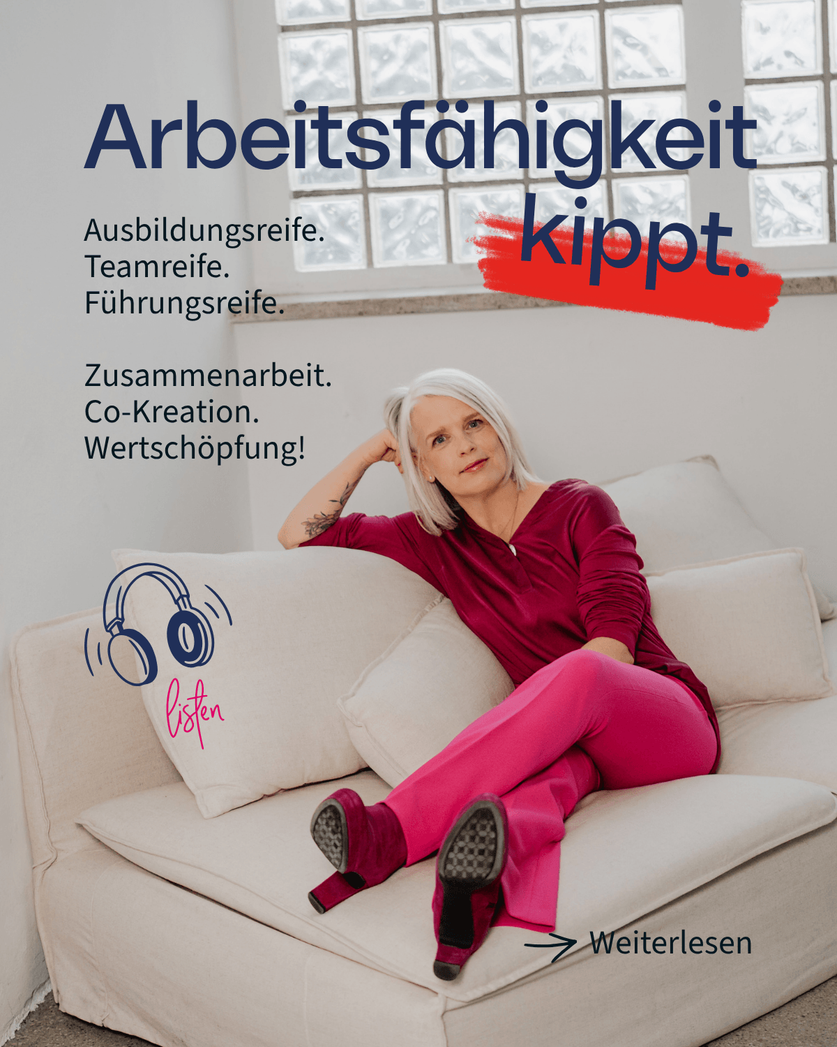 Power!Up Work Beitrag „Arbeitsfähigkeit kippt“ mit Frau auf hellem Sofa und Hinweisen zu Ausbildungsreife, Teamreife, Führungsreife sowie Zusammenarbeit und Wertschöpfung.