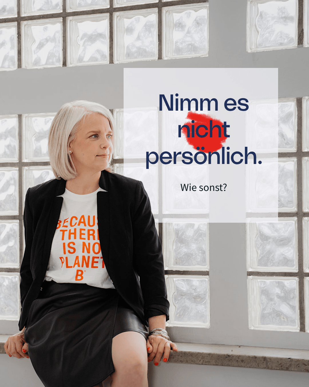 Porträt von Silke vor einer Glasbausteinwand mit der Botschaft „Nimm es nicht persönlich. Wie sonst?“ zum Thema Kommunikation, Feedback und Zusammenarbeit im Berufsalltag.
