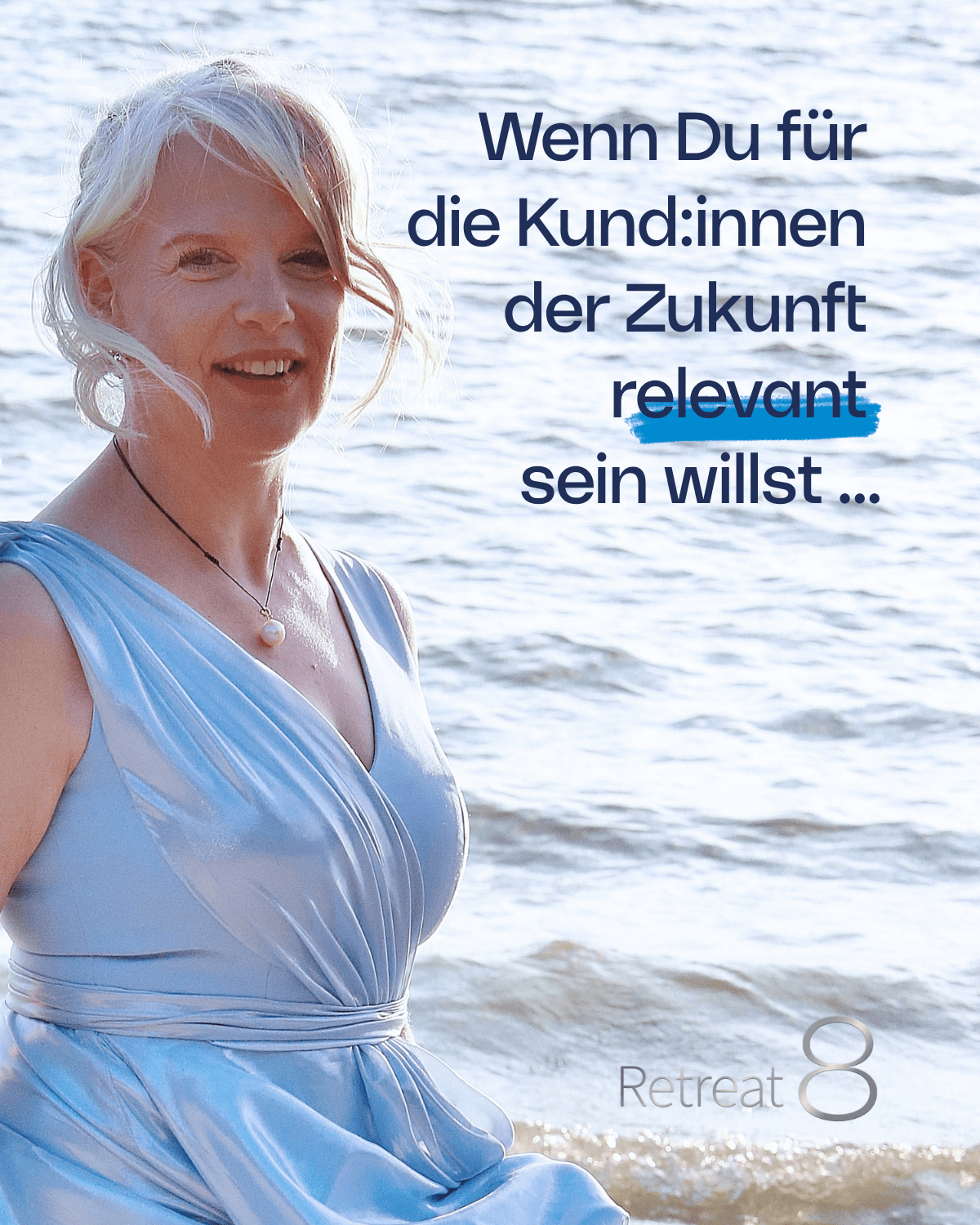 Silke in hellblauem Kleid am Meer mit dem Schriftzug ‚Wenn Du für die Kund:innen der Zukunft relevant sein willst …‘ und Retreat 8.
