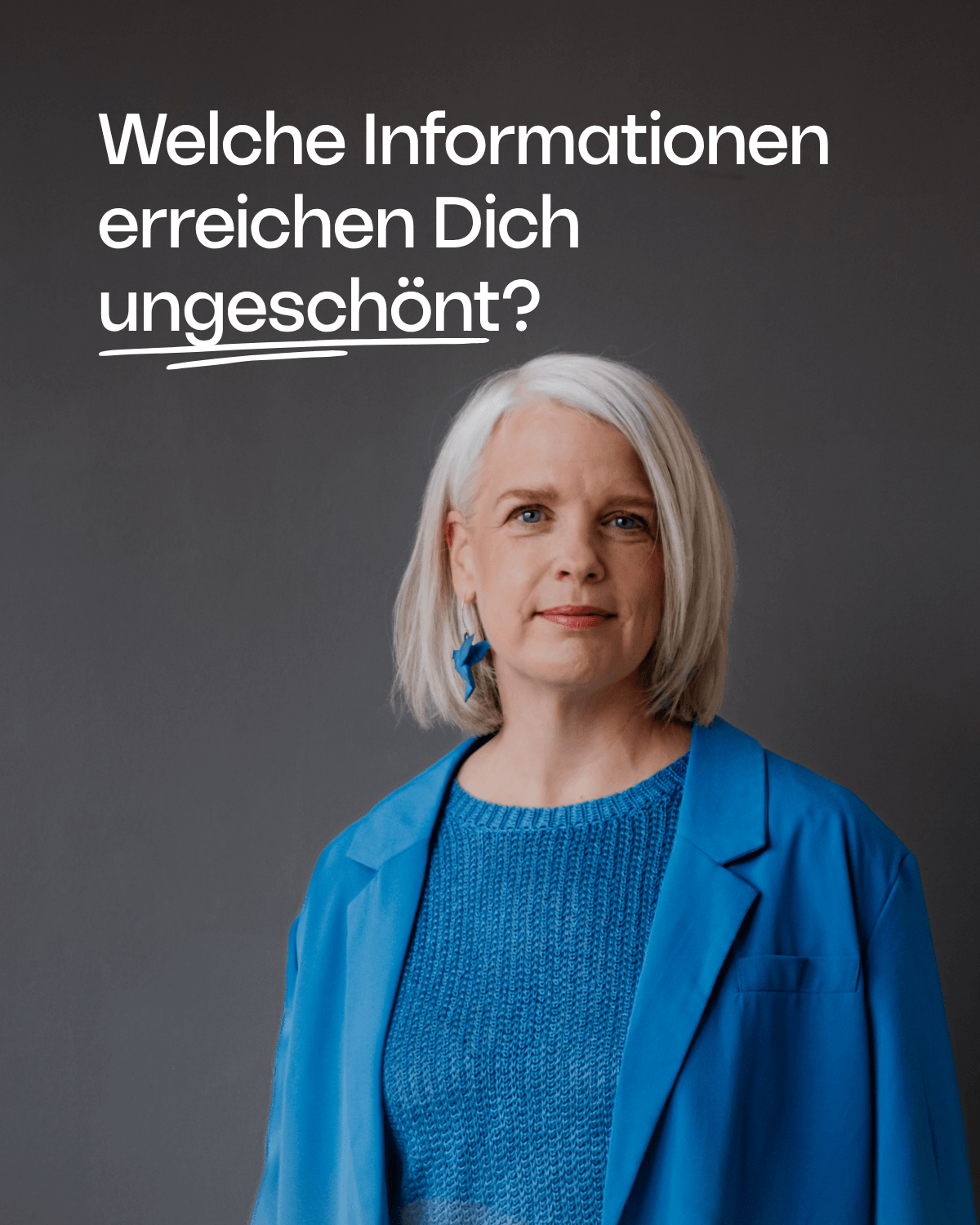 Porträt von Silke Schaprian im blauen Blazer vor dunklem Hintergrund mit der Frage: Welche Informationen erreichen Dich ungeschönt?