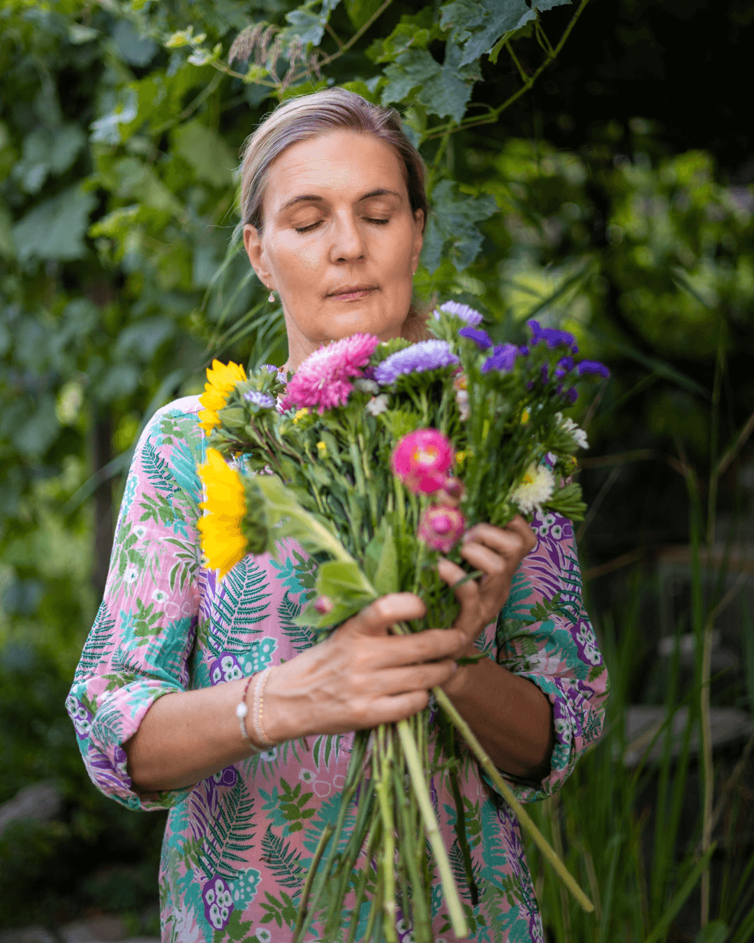 Portrait von Barbara Vasiljevic mit Blumen