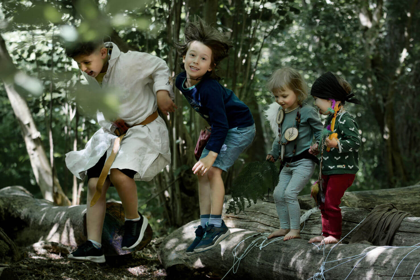 Spielende Kinder im Wald
