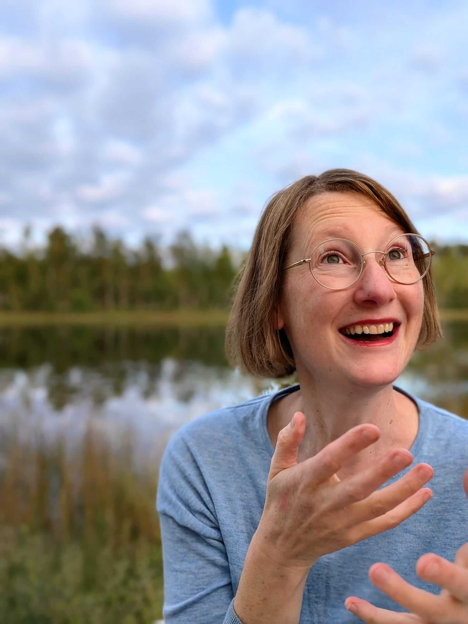 Sonja Niklesz lachend am See