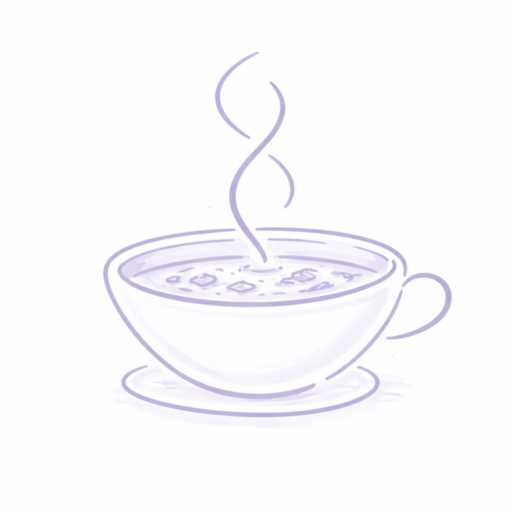 Suppenschale mit dampfender Suppe und Löffel